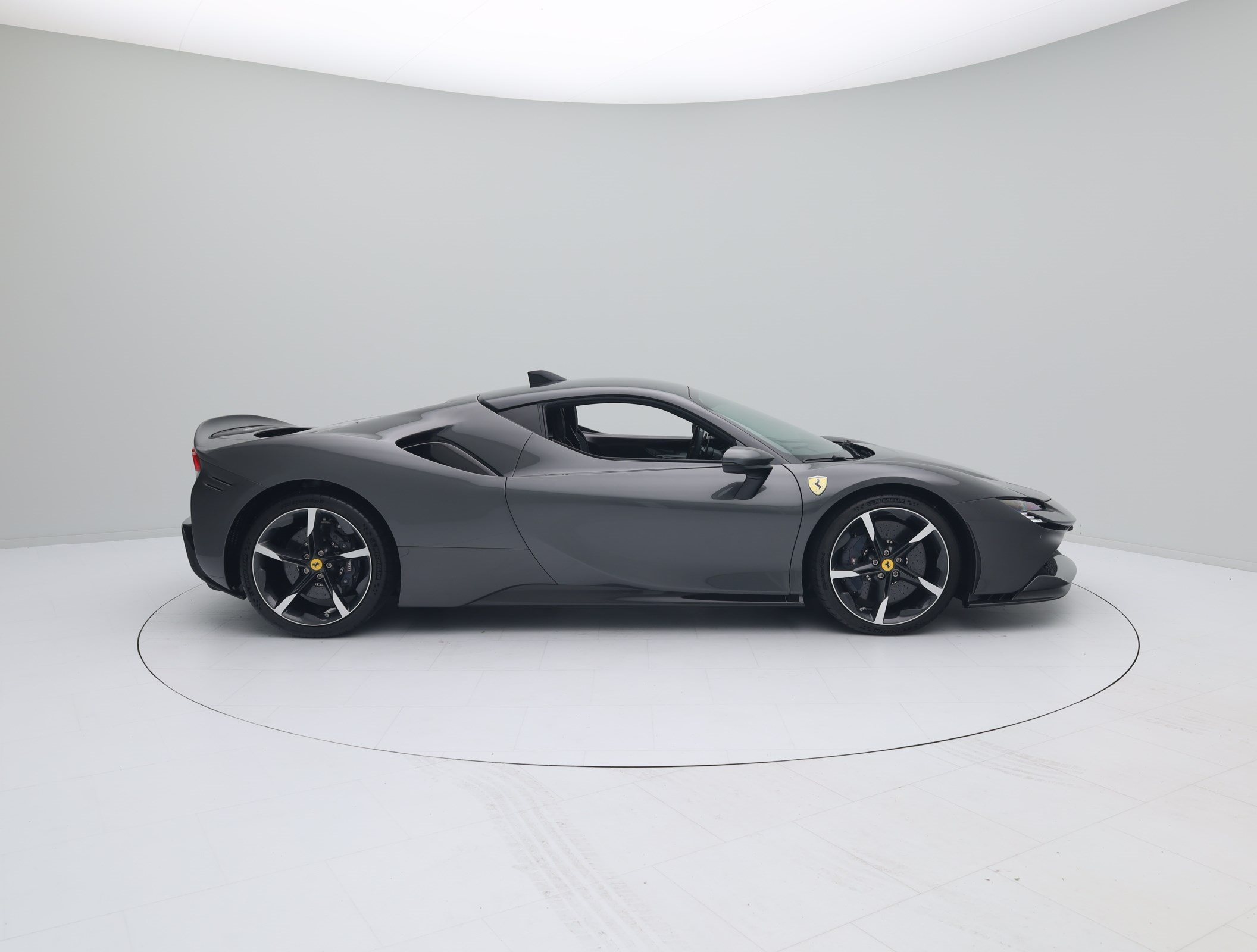Ferrari SF90 Stradale - FERRARI HAMBURG
